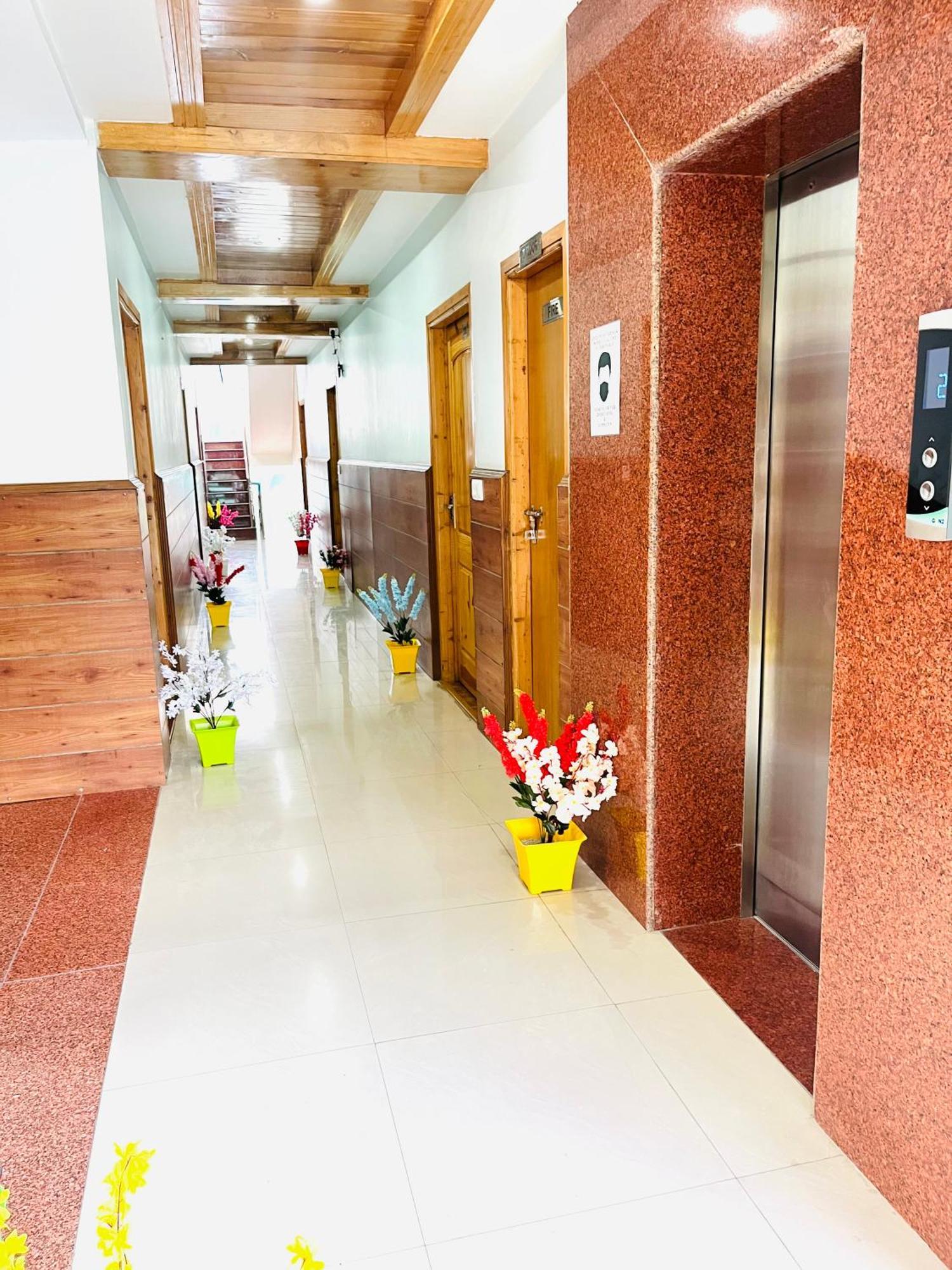 Vista Resort, Manali - ! Near Mall Road !! Hot & Cold Ac Rooms !! Best Selling !! Big Parking !! Luxury Collection !! Open Terrace !! Lift !! Playing Zone !! Property Of The Year ! Buitenkant foto