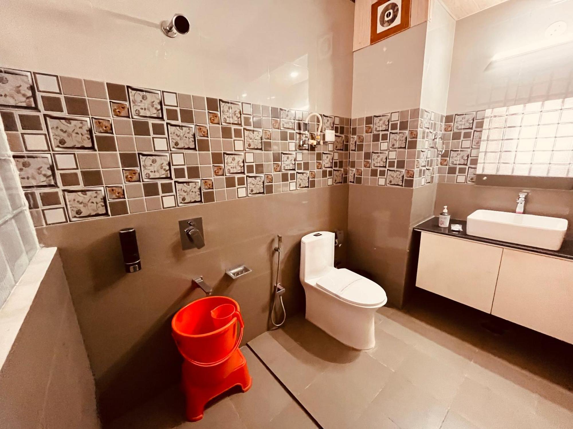 Vista Resort, Manali - ! Near Mall Road !! Hot & Cold Ac Rooms !! Best Selling !! Big Parking !! Luxury Collection !! Open Terrace !! Lift !! Playing Zone !! Property Of The Year ! Buitenkant foto