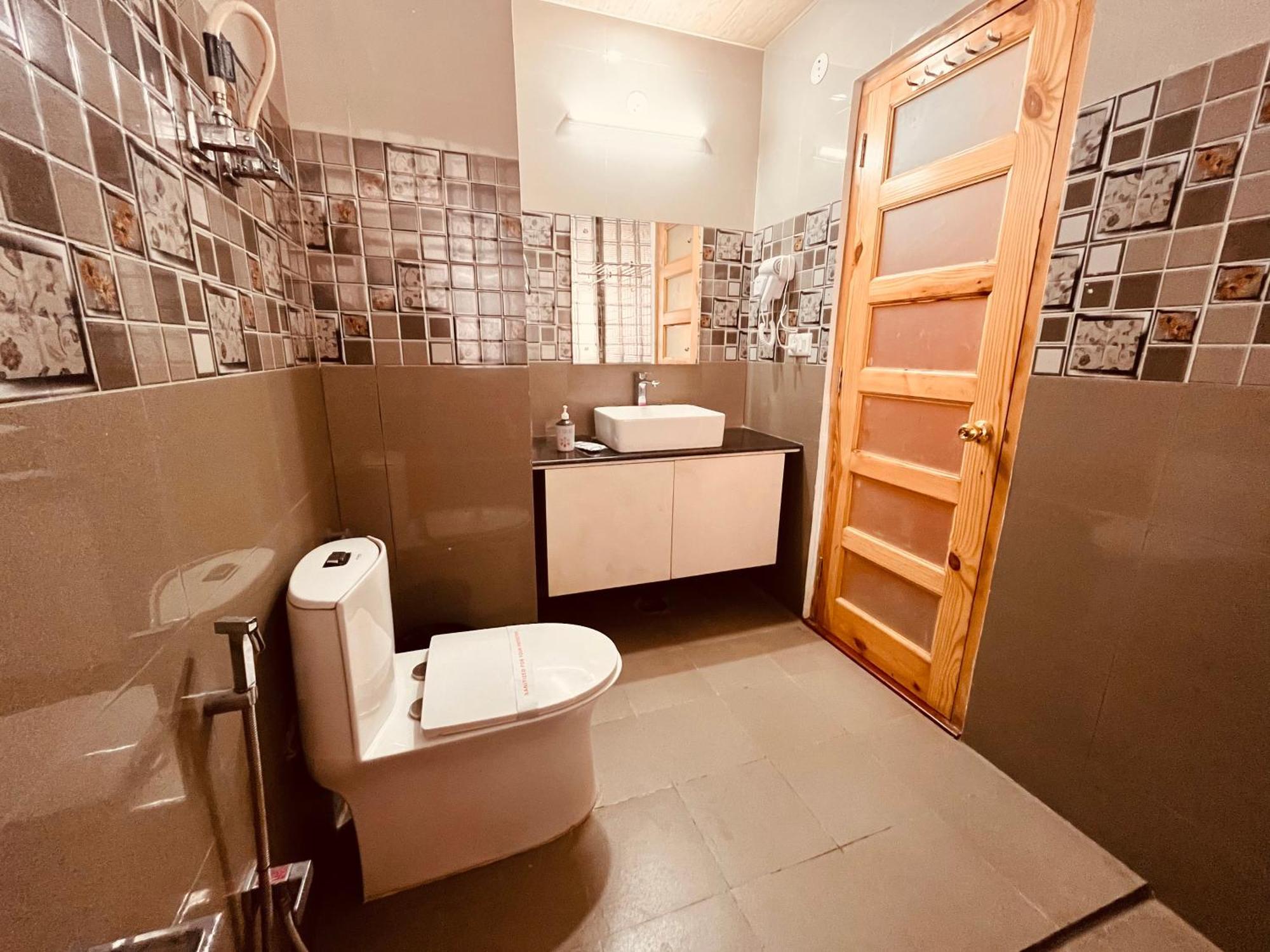 Vista Resort, Manali - ! Near Mall Road !! Hot & Cold Ac Rooms !! Best Selling !! Big Parking !! Luxury Collection !! Open Terrace !! Lift !! Playing Zone !! Property Of The Year ! Buitenkant foto