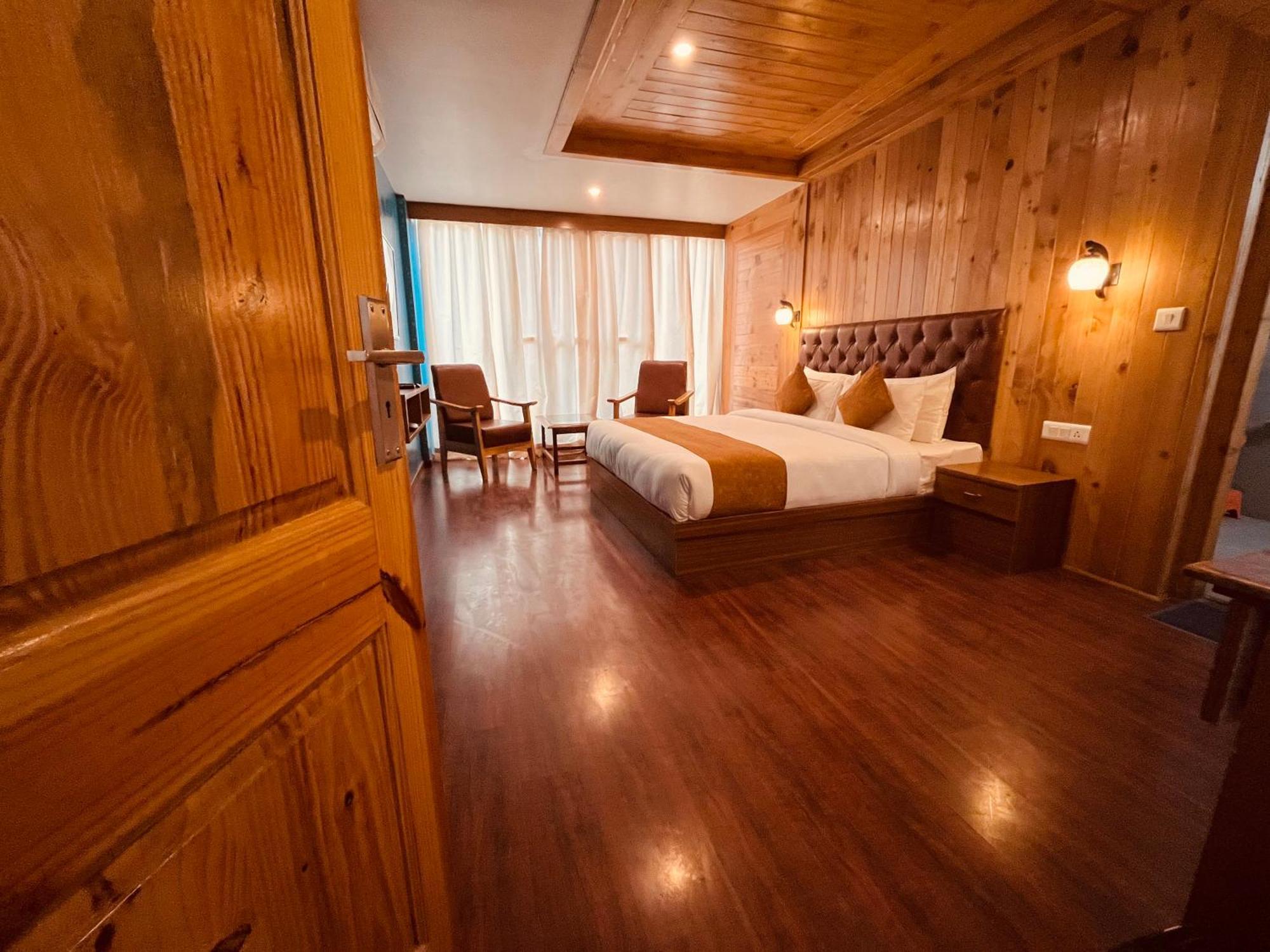 Vista Resort, Manali - ! Near Mall Road !! Hot & Cold Ac Rooms !! Best Selling !! Big Parking !! Luxury Collection !! Open Terrace !! Lift !! Playing Zone !! Property Of The Year ! Buitenkant foto